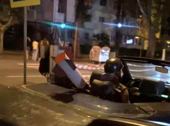 Șofer filmat cu o rachetă pe bancheta din spate, în Bistrița: „Păi asta înseamnă să fii mafiot!”