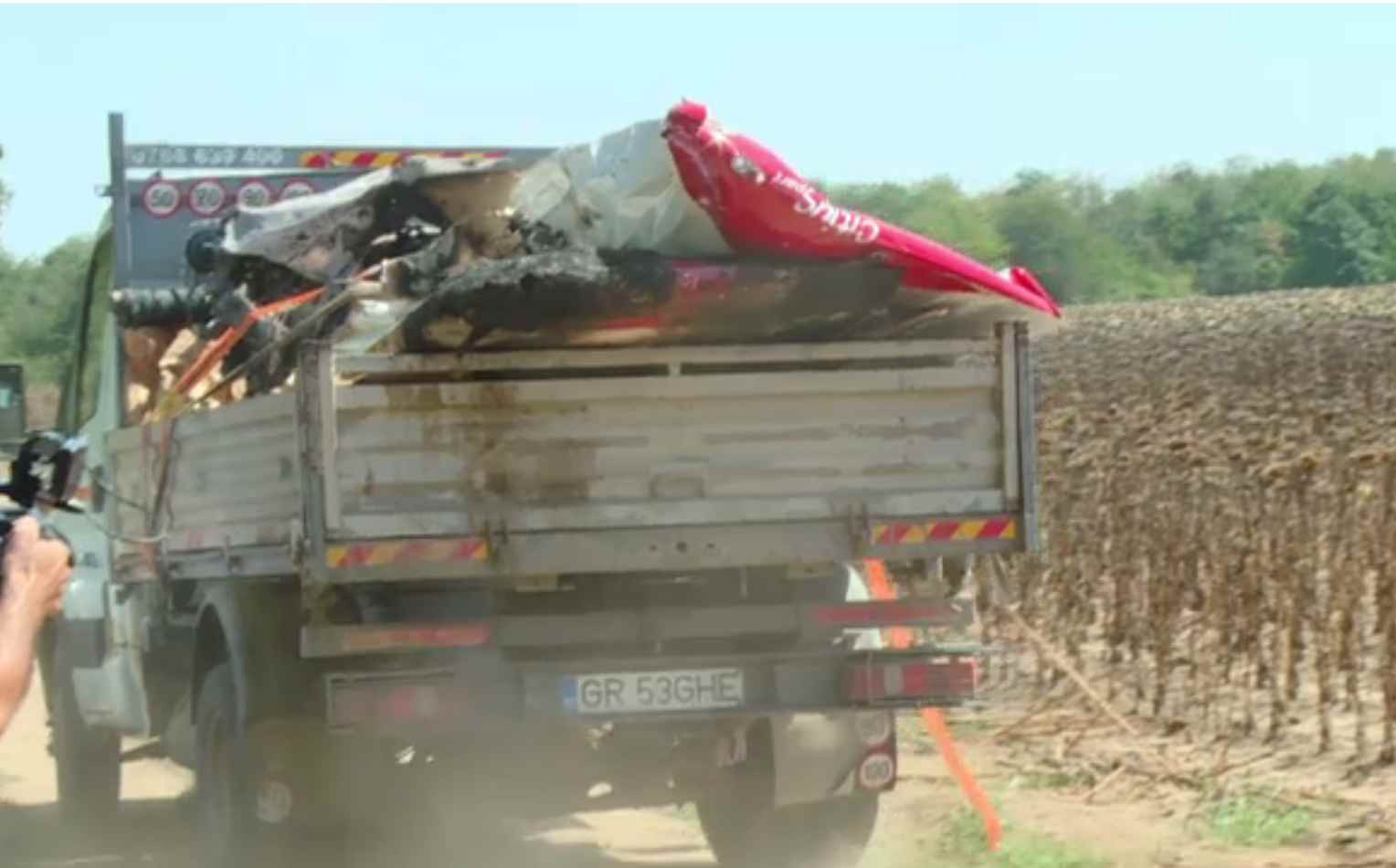 Un telefon încă suna printre resturile carbonizate ale avionului prăbușit în pădurea din Giurgiu. Probele anchetatorilor