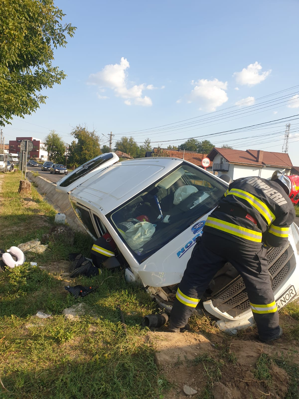 Accident grav pe DN7 cu trei victime. Un microbuz care transporta mai multe persoane s-a izbit de un cap de pod
