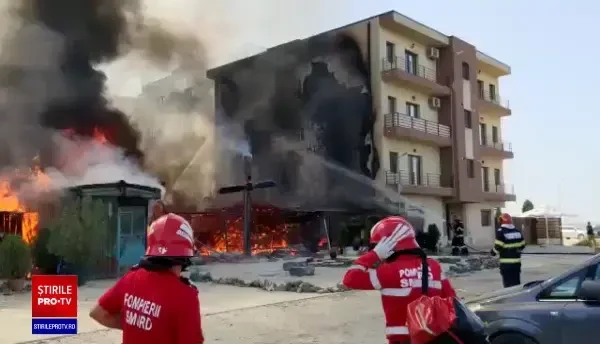 Incendiu devastator la o biserică din Constanţa. O persoană a fost rănită şi transportată la spital