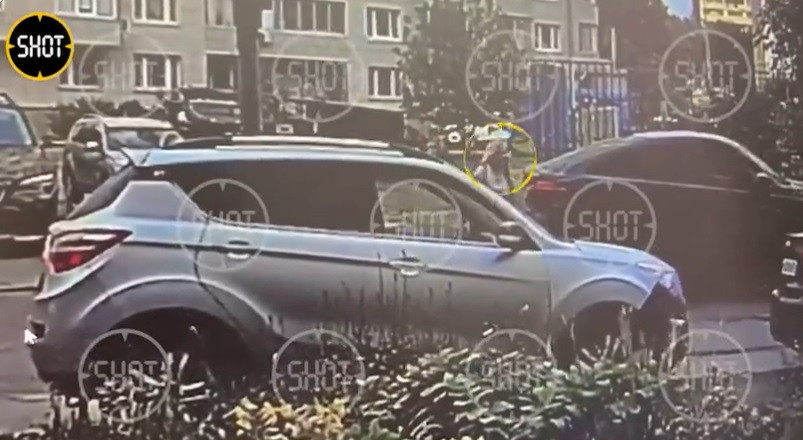 Presa din Rusia: O pensionară a fost hipnotizată de serviciile ucrainene pentru a da foc mașinii unui general rus