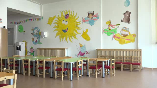 Mii de părinți din toată țara nu au reușit să prindă loc la creșă pentru copii. Cât costă cele private