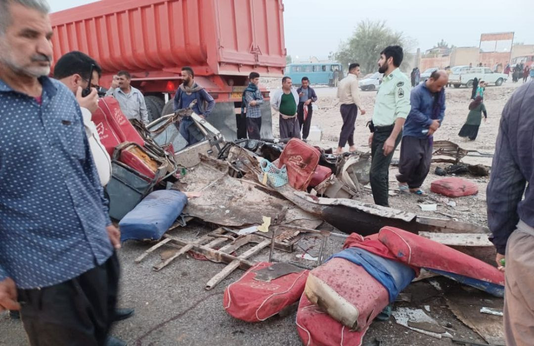 Carnagiu în Iran. Cel puțin 16 persoane au murit în urma unui accident între un camion și un microbuz FOTO