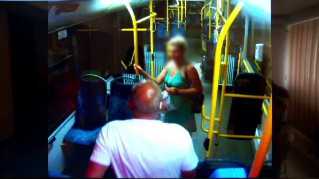 "Cred că acum s-a repezit să o pipăie". Femeie atacată în autobuz, la Pitești. Șoferul l-a blocat pe agresor în vehicul