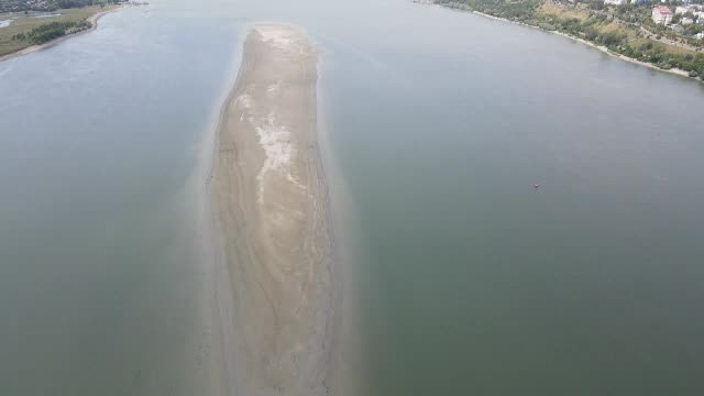 Insula apărută la Galați, pe Dunăre, din cauza secetei a devenit altelier de artă sau spațiu pentru motocicletele de teren