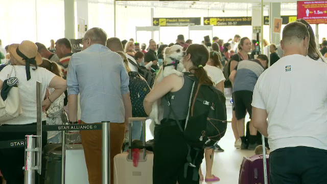 Cozile interminabile continuă pe aeroportul Henri Coandă. Doi tineri au fost la un pas să rateze propria nuntă