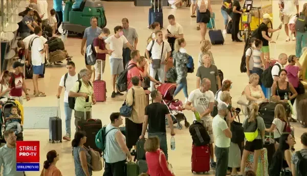 Cozile interminabile continuă pe aeroportul Henri Coandă. Doi tineri au fost la un pas să rateze propria nuntă
