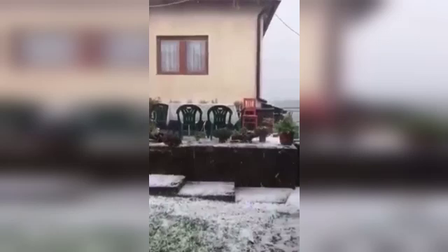 Furtunile au făcut prăpăd în mai multe județe din țară. În Bucegi și Bacău a căzut grindina