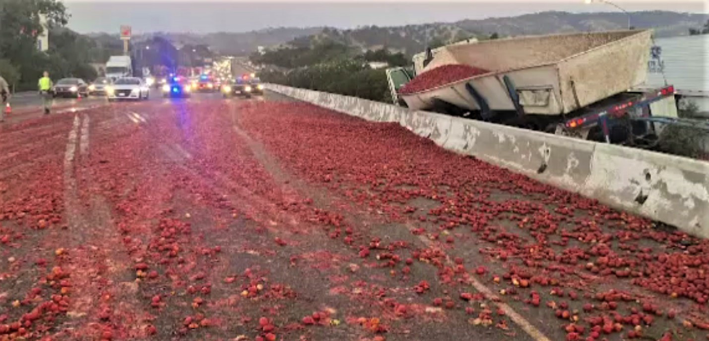 Carambol în SUA, după ce 150.000 de roșii s-au împrăștiat pe o autostradă aglomerată din California