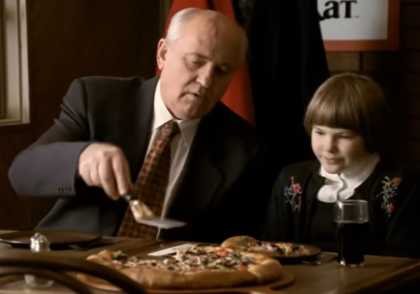 Mihail Gorbaciov a făcut reclamă la pizza, în 1997, pentru că ar fi avut nevoie de bani | VIDEO
