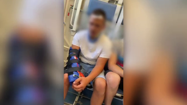 O femeie si șase bărbați din Mureș au ajuns la spital după ce au fost bătuți de doi tineri