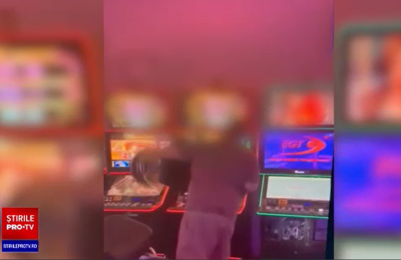 Nervos că a pierdut la păcănele, un bărbat a devenit violent și a spart șase aparate | VIDEO