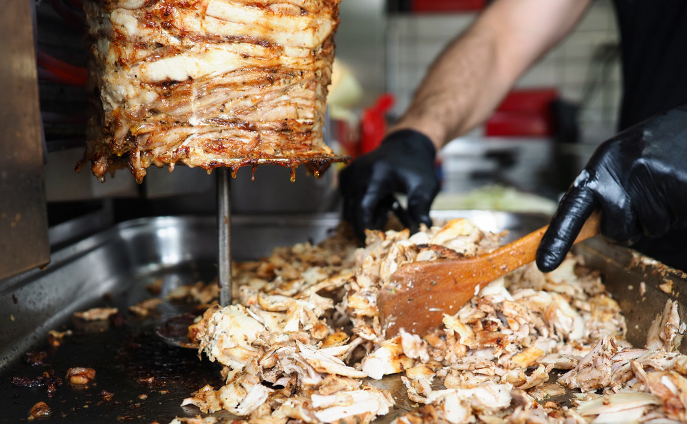 Comisarii ANPC vor verifica toate fast-food-urile din București, după ce au găsit gândaci și muște la o shaormerie