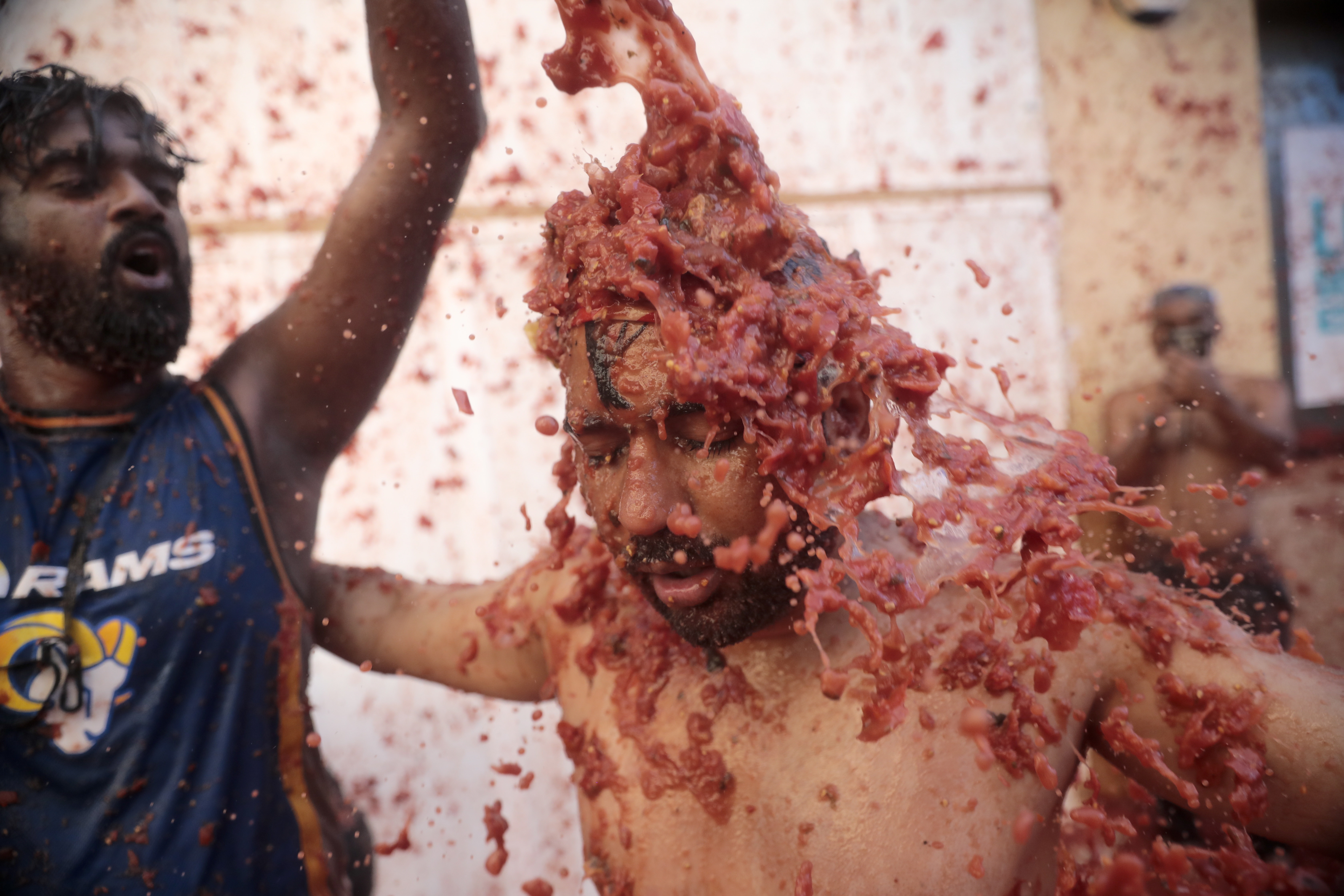 „Tomatina” a revenit după doi ani. 15.000 de persoane au folosit 130 de tone de roșii ca „muniție”. GALERIE FOTO