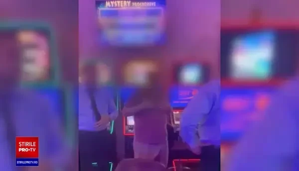 Nervos că a pierdut la păcănele, un bărbat a devenit violent și a spart șase aparate | VIDEO