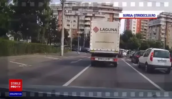 Întâmplare ca în filme, la Cluj. Un șofer nu a observat că a fost lovit și a plecat cu mașina cealaltă agățată de a lui