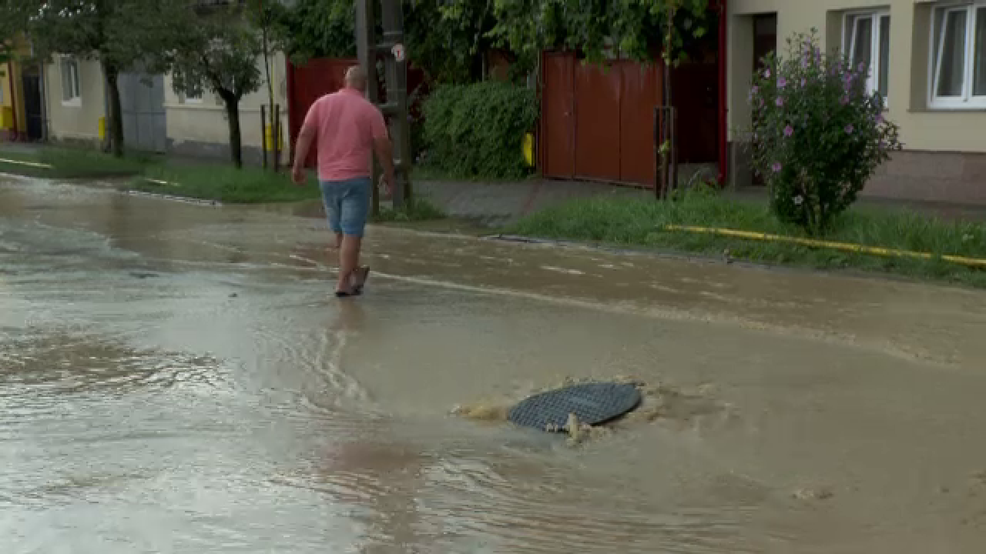 Investiție de mântuială la Bistrița. O stradă a devenit râu, după o ploaie: ”Lucru de doi lei”