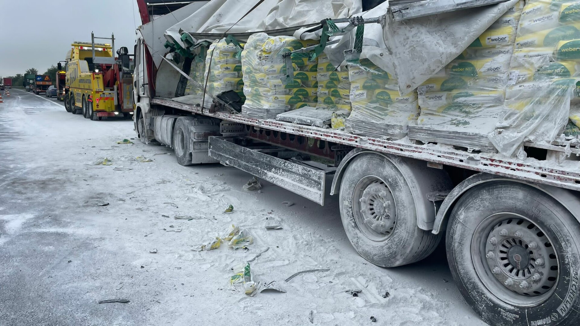 Două TIR-uri s-au tamponat pe A1. Unul dintre acestea era încărcat cu praf de glet | GALERIE FOTO