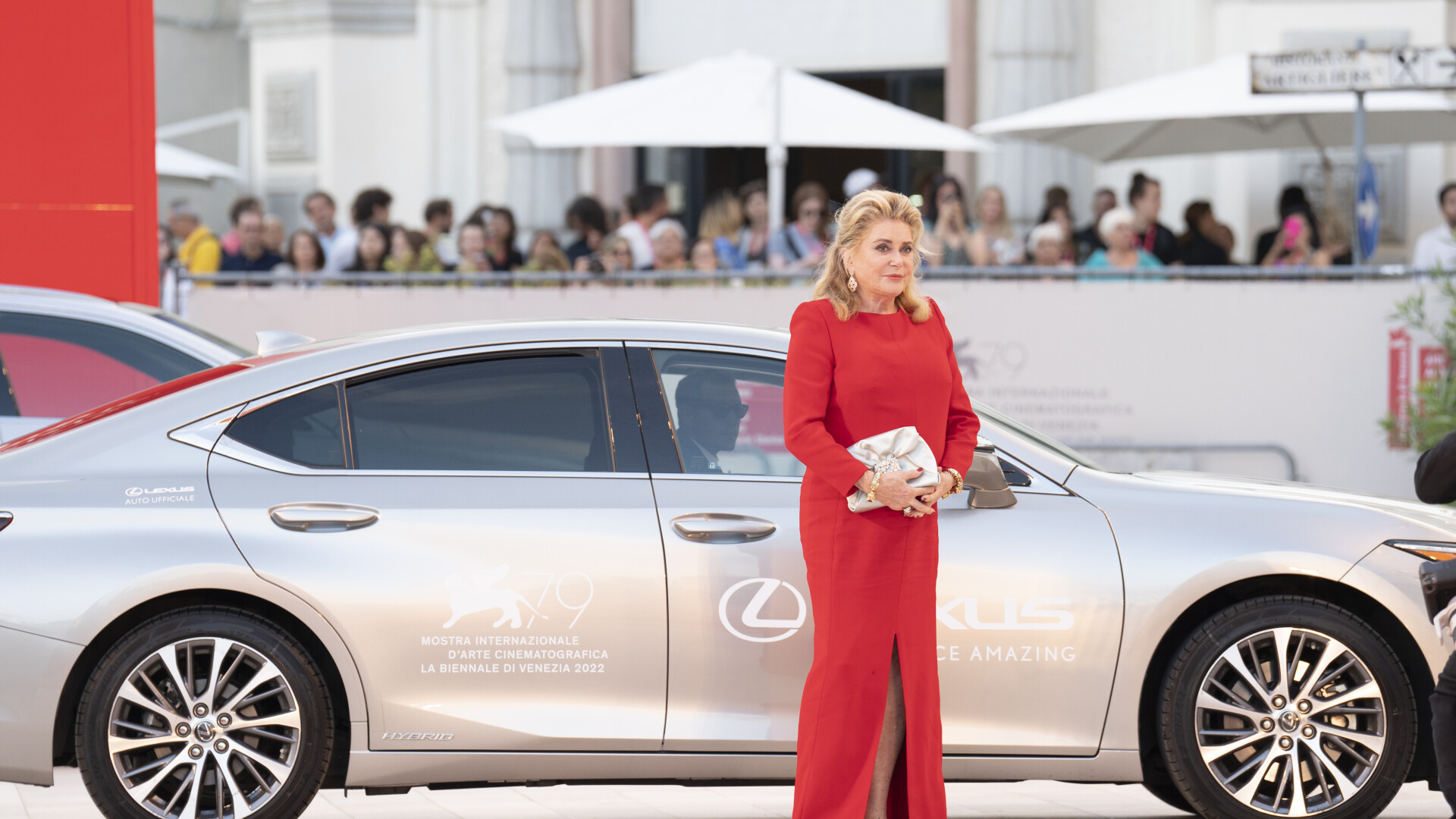 Festivalul de Film de la Veneţia s-a deschis cu actriţa Catherine Deneuve şi preşedintele ucrainean Volodimir Zelenski