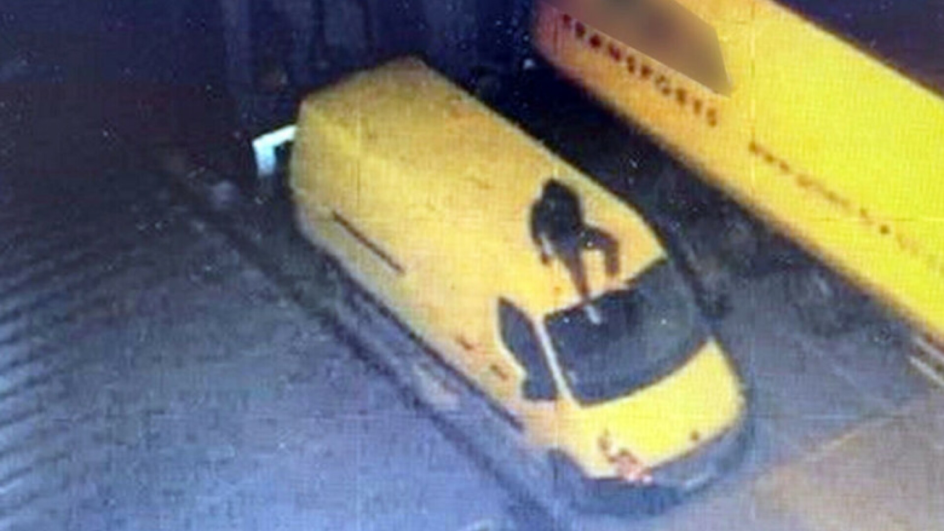 Un depozit Chanel de lângă Paris a fost spart de șase români care voiau de fapt paleții din lemn, nu parfumurile