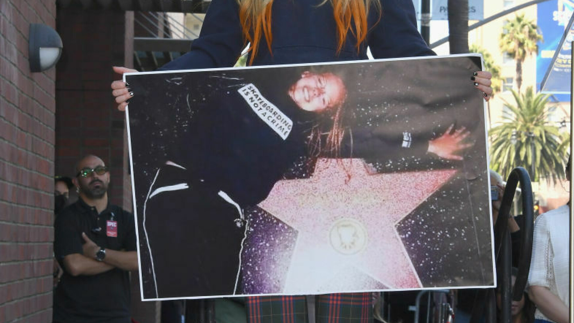 Avril Lavigne a primit o stea pe Walk of Fame din Hollywood. Modul inedit în care s-a bucurat artista. GALERIE FOTO