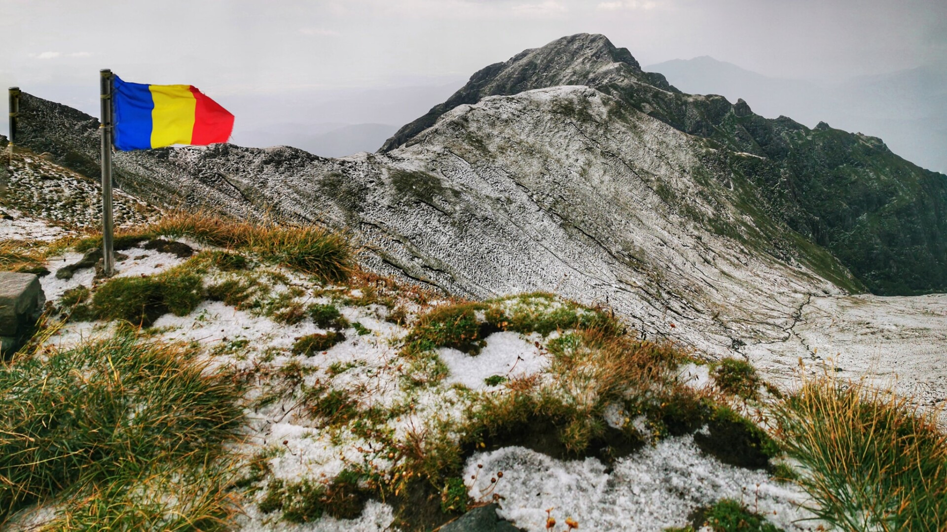 A nins la Vârful Omu, în Munții Bucegi. Meteorolog: Vă rog eu frumos să vă lăsați șlapii acasă | FOTO