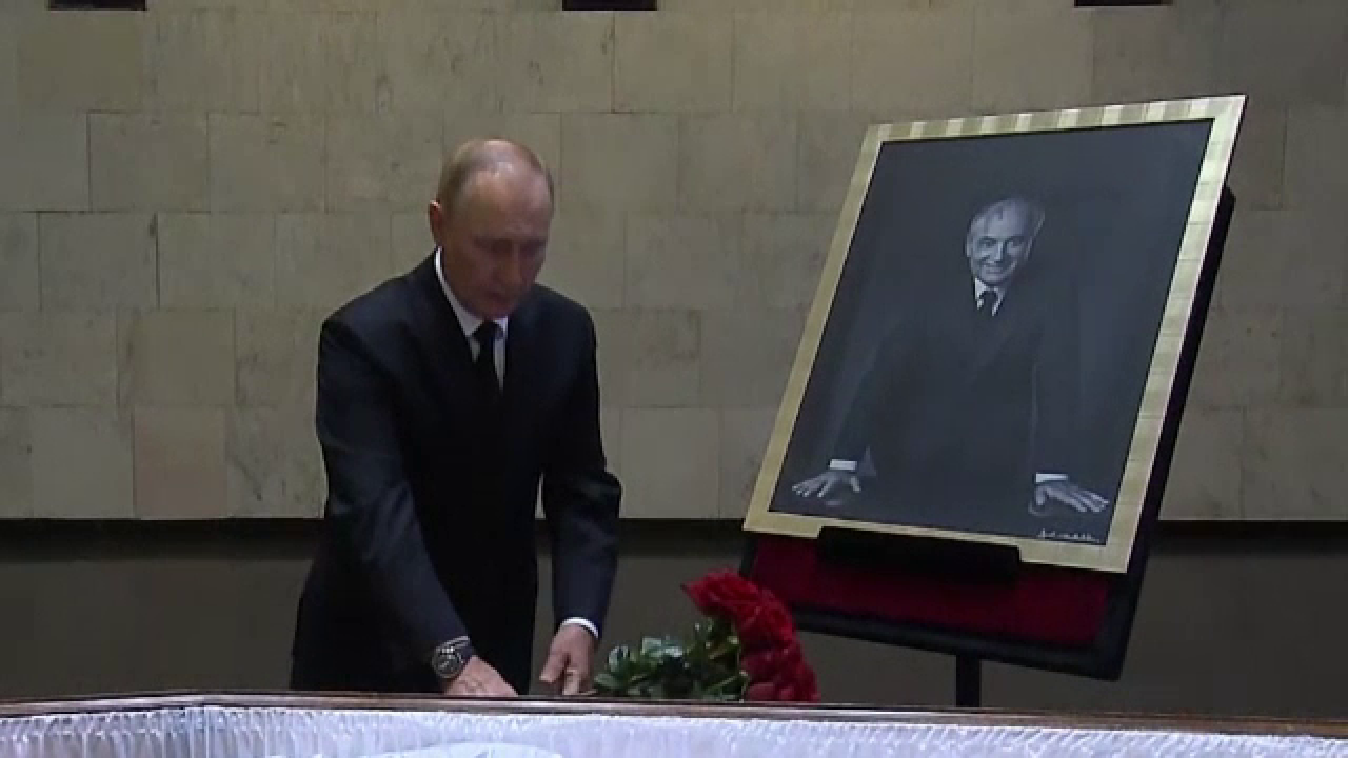 Vladimir Putin a depus un buchet de flori la căpătâiul lui Mihail Gorbaciov. VIDEO