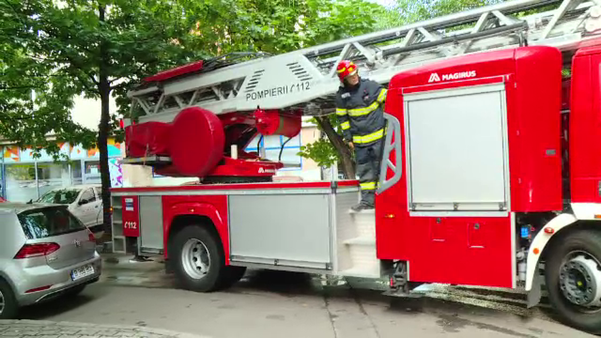 O maşină hibrid a luat foc în garaj, în urma unui scurtcircuit, într-o comună de lângă Timișoara