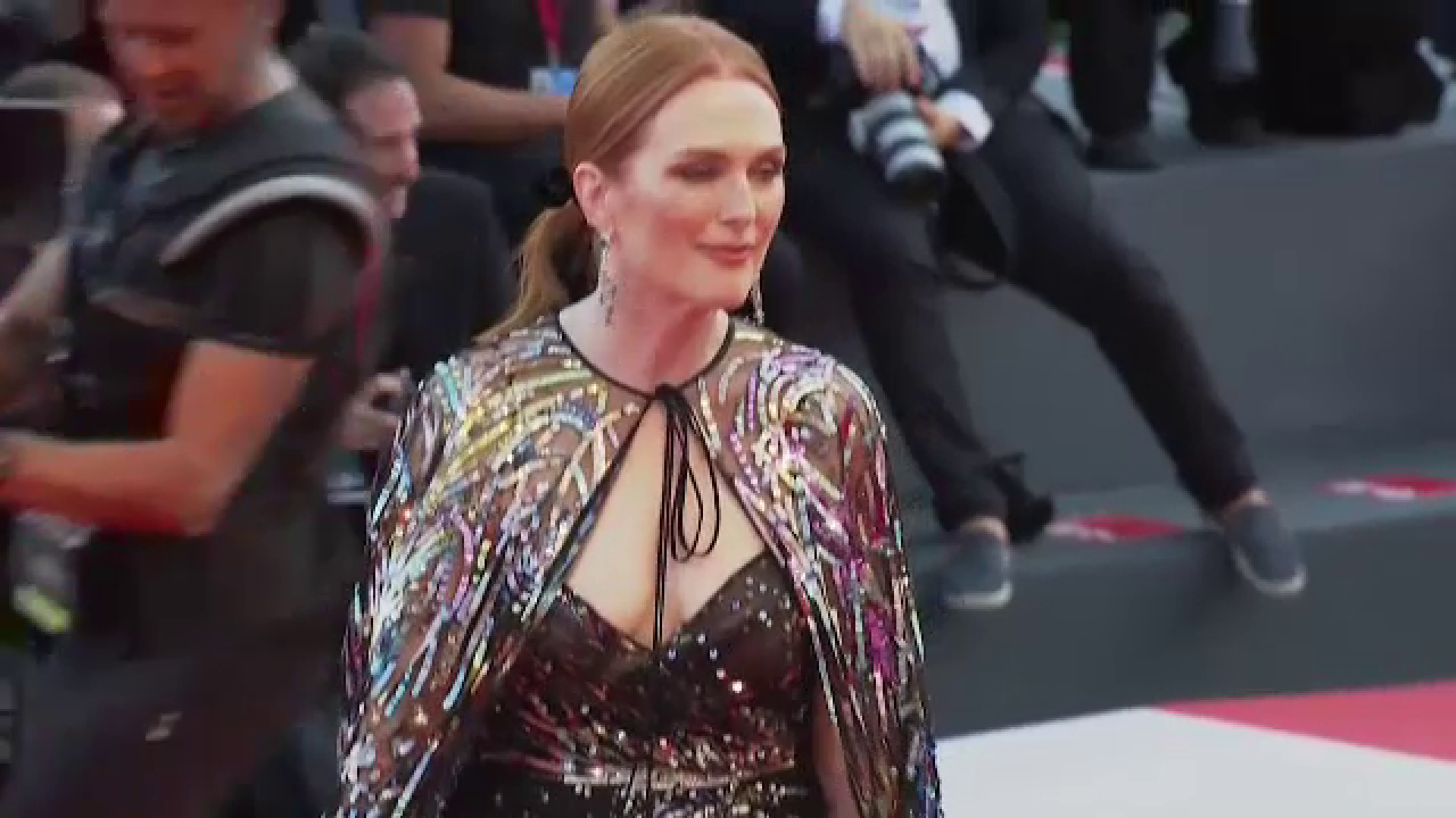 Julianne Moore a atras toate privirile la Veneția. Ce a lăsat să se vadă materialul transparent al rochiei