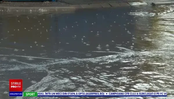 Investiție de mântuială la Bistrița. O stradă a devenit râu, după o ploaie: ”Lucru de doi lei”