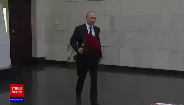 Vladimir Putin a depus un buchet de flori la căpătâiul lui Mihail Gorbaciov. VIDEO