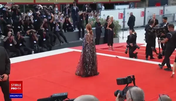 Julianne Moore a atras toate privirile la Veneția. Ce a lăsat să se vadă materialul transparent al rochiei