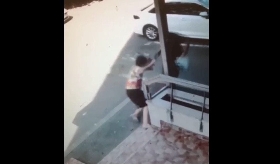 Poliția Capitalei cere ajutorul populației pentru identificarea unui tânăr care a tâlhărit o femeie, în București