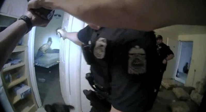 Momentul în care politiștii împușcă un bărbat despre care au crezut că este înarmat. Ce avea, de fapt, în mână. VIDEO