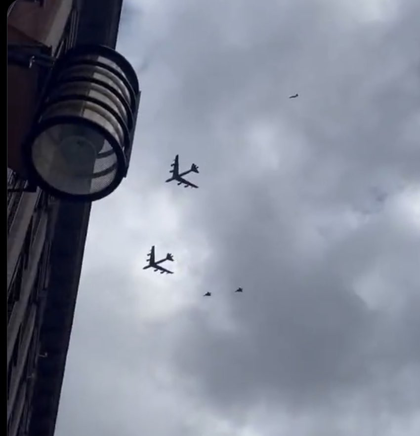 VIDEO. Bombardiere americane de tip B-52 survolează cerul Stockholmului la altitudine joasă