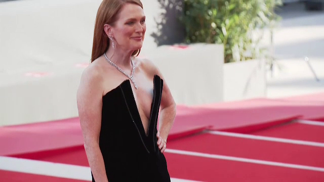 A atras toate privirile. Cum a apărut Julianne Moore pe covorul roșu, la Veneția