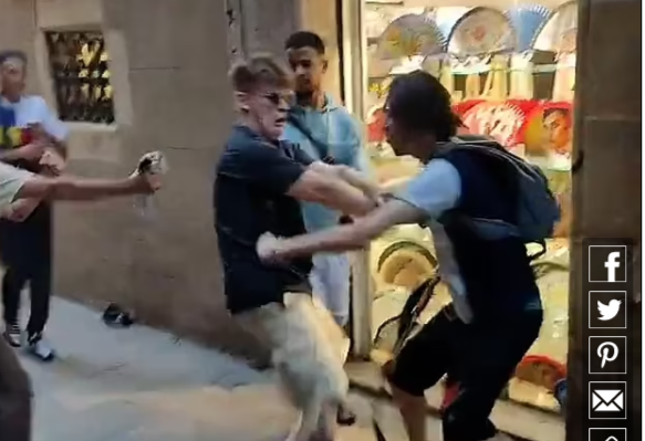 Un turist a fost jefuit și înjunghiat în Barcelona. Patru hoți violenți l-au atacat în apropiere de La Rambla. VIDEO