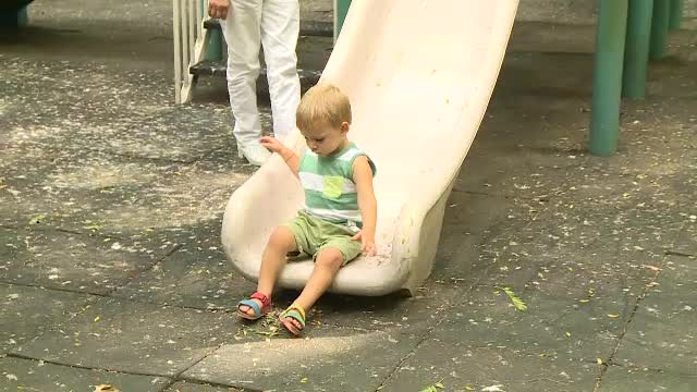 Locurile de joacă din marile parcuri ale Capitalei pot fi periculoase pentru copii. Descoperirile Inspectorului PRO