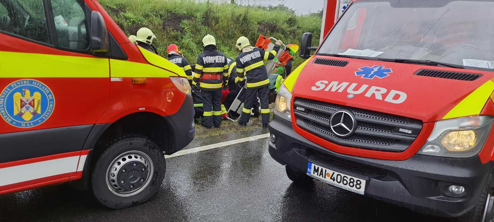 Accident între o mașină și un TIR, în Caraș-Severin. Două persoane au fost rănite | GALERIE FOTO