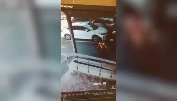 O femeie de 78 de ani, tâlhărită și dată cu capul de asfalt în Sectorul 1 al Capitalei. Momentul a fost filmat | FOTO & VIDEO