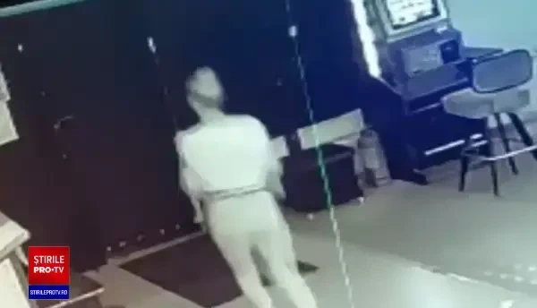 Un tânăr a fost reținut după ce a tâlhărit angajata unei săli de jocuri de noroc. Momentul a fost filmat VIDEO