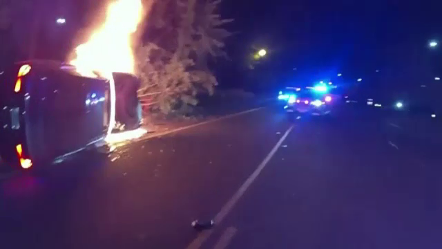 Momentul în care un bărbat din Statele Unite este salvat la limită dintr-o mașină în flăcări de un polițist | Video