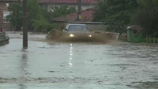 Inundațiile au făcut ravagii în Bulgaria. O localitate a rămas izolată