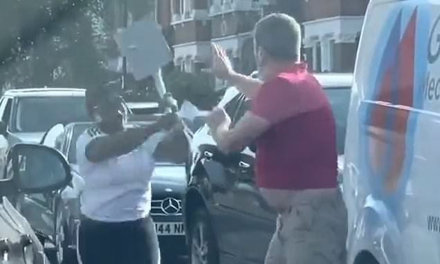 Momentul în care o femeie înarmată cu o lopată atacă un șofer pe o stradă din Londra | Video