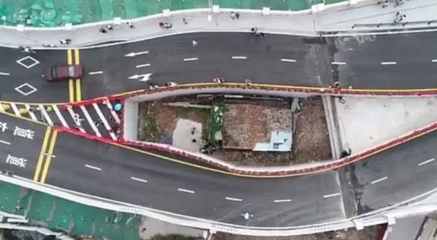 Un pod de autostradă a fost construit în jurul unei case. De ce a refuzat proprietarul să se mute