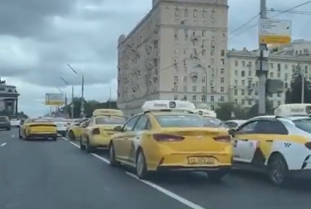 Hackerii au preluat controlul asupra taxiurilor din Rusia și au paralizat traficul
