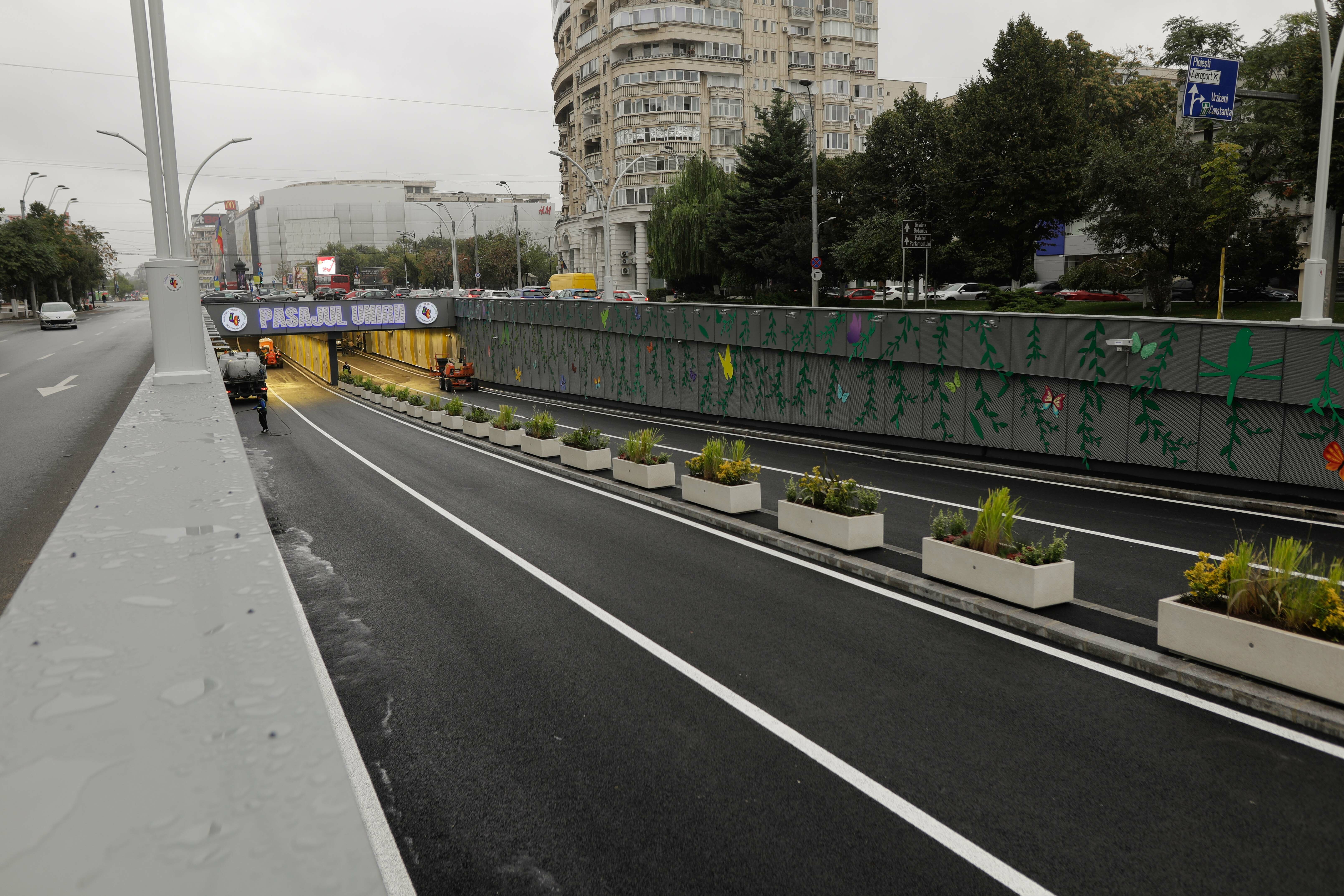 Un șofer care s-a oprit să ofere ajutor unui tânăr care făcuse accident a fost lovit de o altă mașină, în București