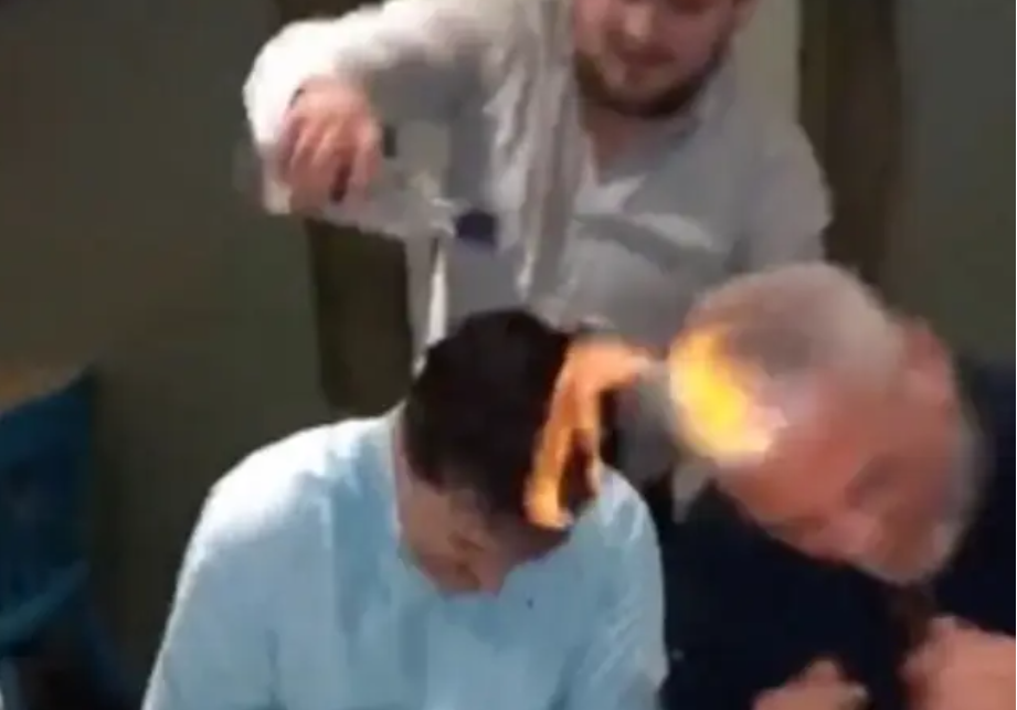 Șase prieteni și-au dat foc la păr unul altuia folosind o sticlă de vodcă. Filmulețul a deveni viral VIDEO
