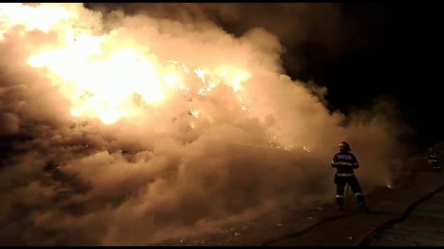 Incendiu la groapa de gunoi din Titu. Ard aproape trei tone de deşeuri