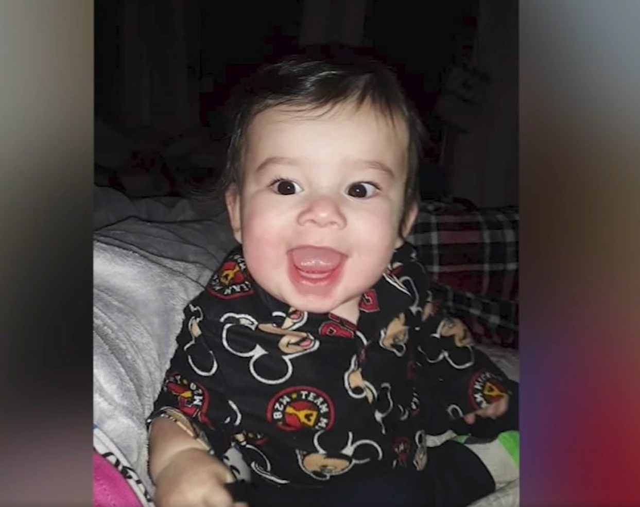 Un băiețel de doi ani a murit după ce ar fi fost bătut, drogat, înfometat și pus să doarmă într-un dulap de părinți